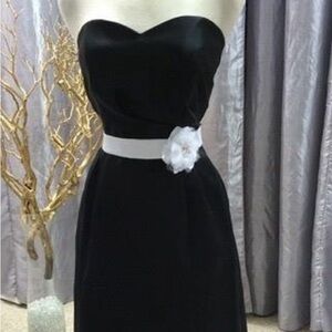 Black Sheath Cocktail Dress with Sleeveless Design and Scoop Neck